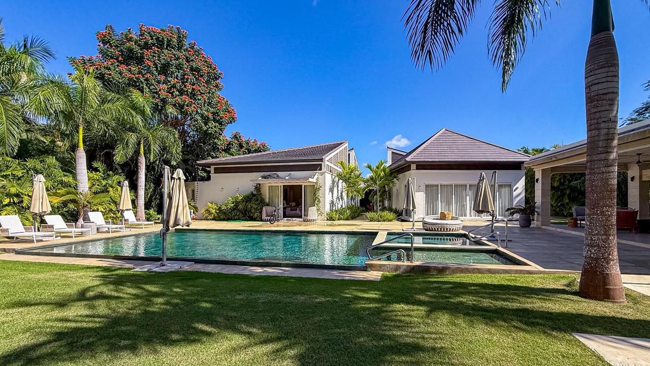 Villa de una planta con piscina y jardín tropical en República Dominicana